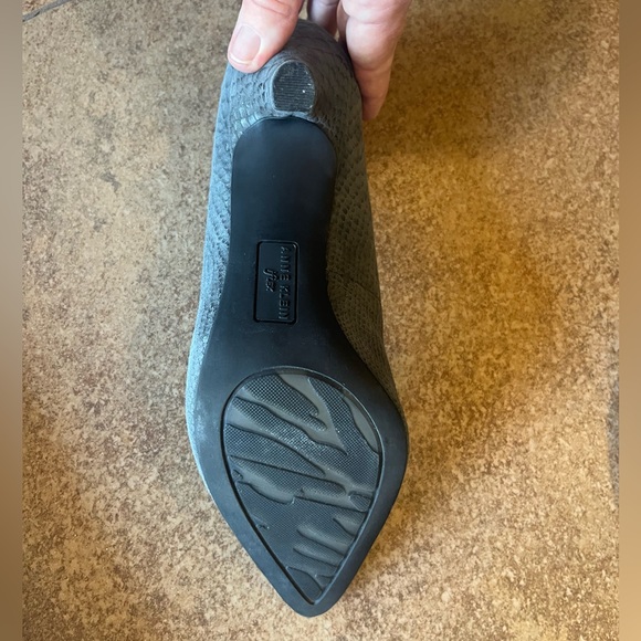 Anne Klein Gray Pumps, Faux-Animal and Zipper Styling, Size 8 - Picture 6 of 7
